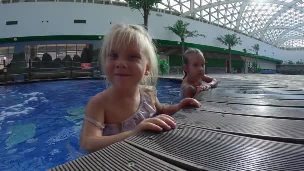 Дві Сестри Діти Тримаються Краю Басейну Високоякісні Кадри — стокове відео