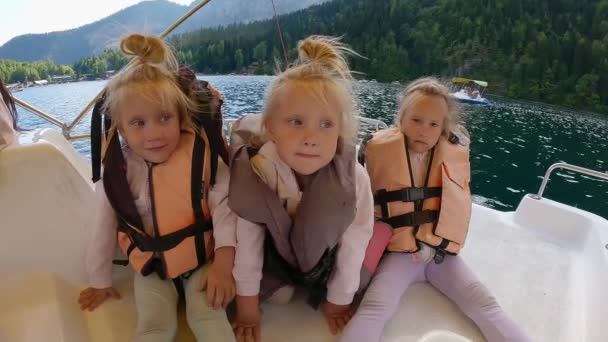 Παιδιά Ένα Καταμαράν Πλέουν Στη Λίμνη Υψηλής Ποιότητας Πλάνα — Αρχείο Βίντεο