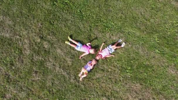Les Sœurs Triplet Sur Herbe Verte Images Haute Qualité — Video