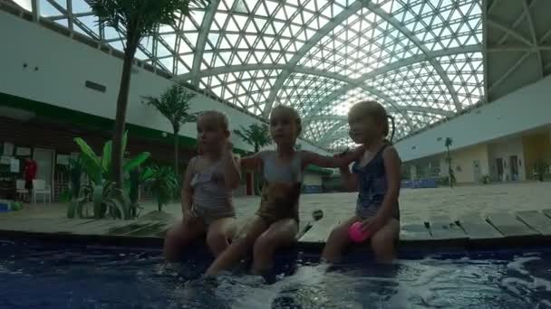 Triplets Sœurs Enfants Dans Parc Aquatique Images Haute Qualité — Video