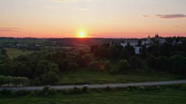 Drone Manastırı manzaralı Zvenigorod 'da gün batımı. Yüksek kalite 4k görüntü