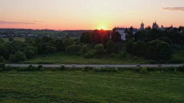Drone Manastırı manzaralı Zvenigorod 'da gün batımı. Yüksek kalite 4k görüntü