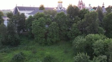 Drone Manastırı manzaralı Zvenigorod 'da gün batımı. Yüksek kalite 4k görüntü