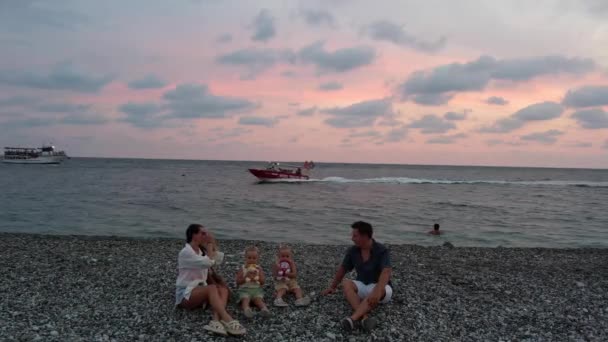 Rodina Dcerami Pláži Západu Slunce Vysoce Kvalitní Záběry — Stock video
