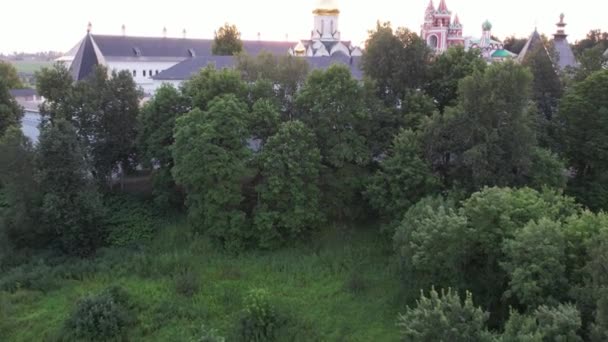 Sonnenuntergang Zvenigorod Mit Blick Auf Das Drohnen Kloster Hochwertiges Filmmaterial — Stockvideo