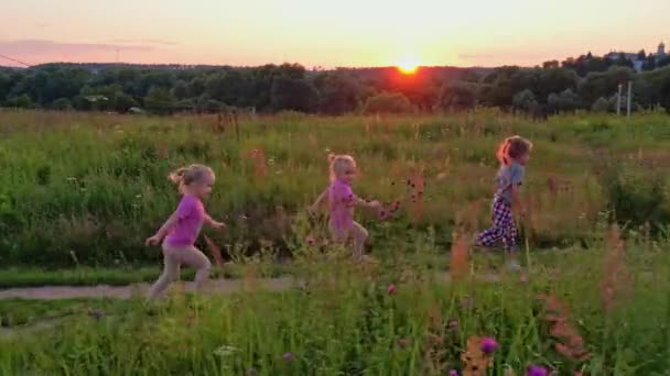 Drievoudige Zusters Die Bij Zonsondergang Langs Het Pad Rennen Hoge — Stockvideo