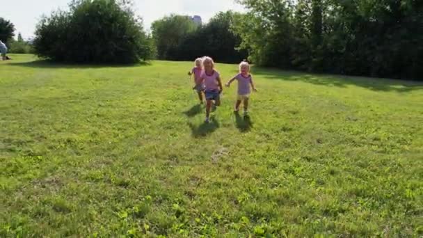 Дети Тройной Сестры Бегают Траве Высококачественные Кадры — стоковое видео