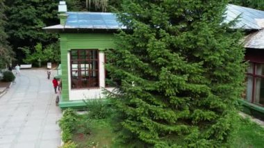 Ritsa Gölü 'nde, Abhazya' da Stalins Evi. Yüksek kalite 4k görüntü