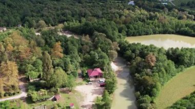 Vadinin ortasında kırmızı çatılı bir ev. Yüksek kalite 4k görüntü