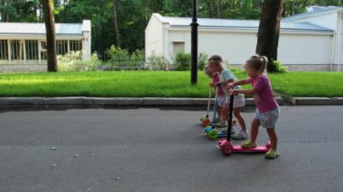 Çocuklar Scooter Yarışı. Yüksek kalite 4k görüntü