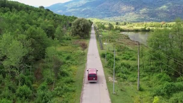 Coche Rojo Está Conduciendo Una Carretera Montaña Imágenes Alta Calidad — Vídeos de Stock