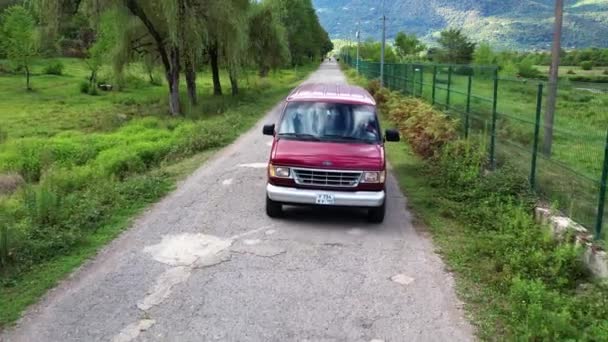 Carro Vermelho Está Dirigindo Uma Estrada Montanha Imagens Alta Qualidade — Vídeo de Stock