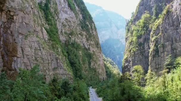 Estrecho Desfiladero Montaña Con Una Carretera Los Árboles Crecen Pendientes — Vídeo de stock