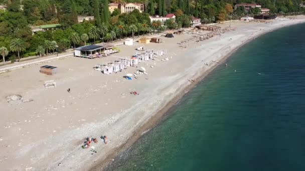 Drone Tiro Praia Mar Negro Cidade Gagra Espreguiçadeiras Brancas Praia — Vídeo de Stock