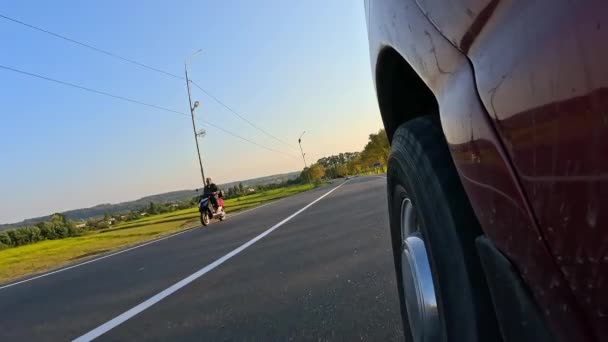 Het Wiel Draait Uitzicht Auto Wiel Met Chromen Wieldop Rode — Stockvideo