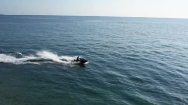 Denizde soldan sağa giden jet ski, insansız hava aracı görüntüleri. Yüksek kalite 4k görüntü