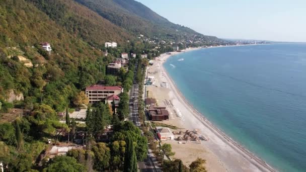 Drone Natáčení Pláže Černé Moře Město Gagra Bílé Lehátka Oblázkové — Stock video