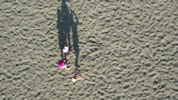 Троє Дітей Бейсбольних Шапках Відливали Довгі Тіні Піщаному Пляжі Безпілотні — стокове відео