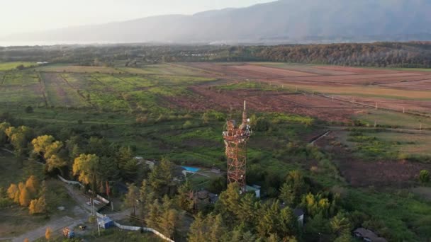 Metal Kule Yineleyici Kırmızı Beyaz Yuvarlak Antenler Deniz Kıyısında Dağlar — Stok video