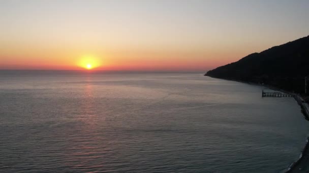 Φθινοπωρινό Ηλιοβασίλεμα Στη Θάλασσα Στην Πόλη Γκάγκα Στην Αμπχαζία Πλάνα — Αρχείο Βίντεο