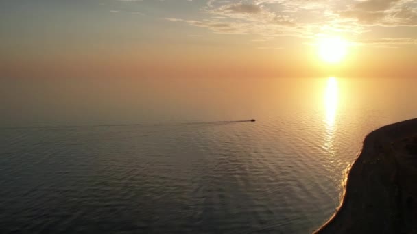 Una Piccola Nave Naviga Mare Tramonto Enorme Sole Giallo Scende — Video Stock