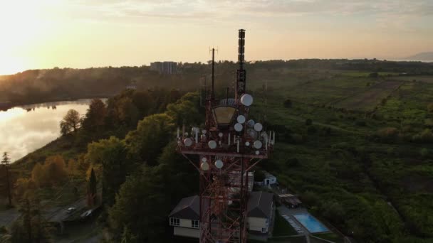 Metal Tower Repeater Czerwony Kolor Białymi Okrągłymi Antenami Góry Widoczne — Wideo stockowe