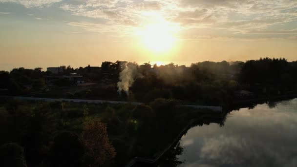Soleil Couchant Reflète Dans Lac Coucher Soleil Jaune Brille Fumée — Video