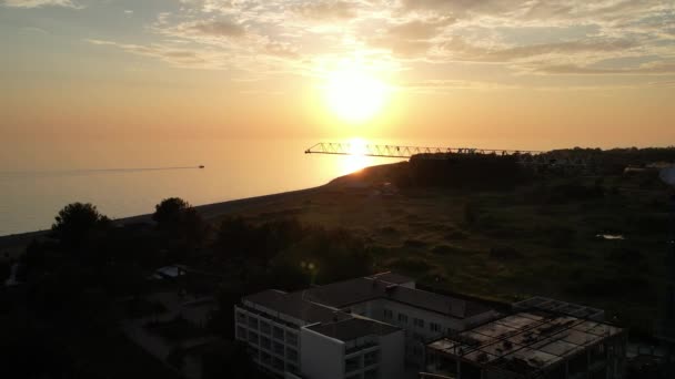 Deniz Kıyısında Günbatımı Arka Planında Inşaat Vinci Güneş Sarısı Renginde — Stok video