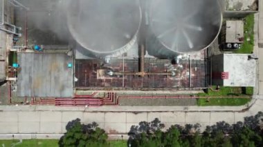 Ormanın ortasındaki bir volkanda termik santral, büyük borulardan yükselen buhar, dönen türbinler, tropikal adalar, dağlar, drone çekimleri.