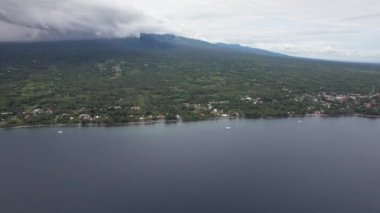 Çocuklar yatağa yatsın. Yüksek kalite 4k görüntü