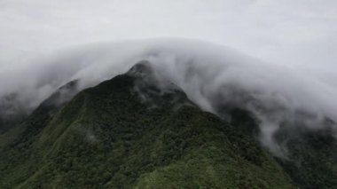Günbatımı dağlarının zamanı tropikal ada drone okyanus bulutları. Yüksek kalite 4k görüntü