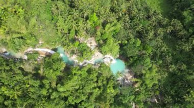 Filipinler 'deki güzel bir şelalenin insansız hava aracı görüntüleri tropikal bir ada olan Şelale' deki derin bir boğazda mavi yeşil suyla mavi yeşil su dronu ile. Yüksek kalite 4k görüntü