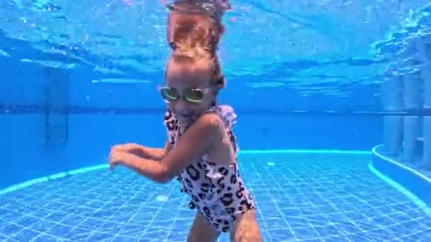 小さな女の子 三連符は マスクと水中のシュノーケリングでプールで泳ぐ 高品質4K映像三人組姉妹3歳 — ストック動画