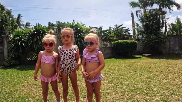 Hermanas Trillizos Saltando Sobre Hierba Años Niñas Tres Hermanas Gafas — Vídeo de stock