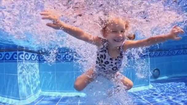 Uma Menina Salta Lado Para Piscina Submersa Completamente Debaixo Água — Vídeo de Stock