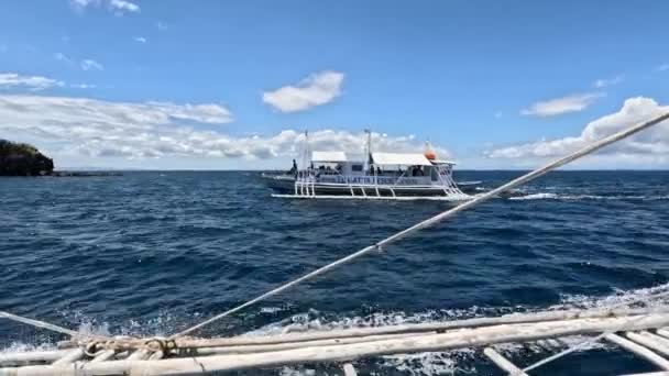 Barco Navega Entre Ilhas Tropicais Oceano Imagens Alta Qualidade — Vídeo de Stock