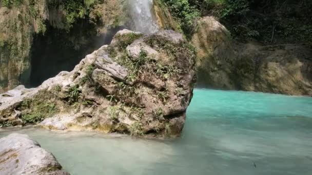菲律宾一个美丽瀑布的无人机镜头 在热带岛屿瀑布的深谷 蓝绿色的水与蓝绿色的无人机 高质量的4K镜头 — 图库视频影像