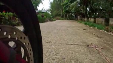 Direksiyondan dağ manzaralı bir yerde motosiklet sürmek. Yüksek kalite 4k görüntü
