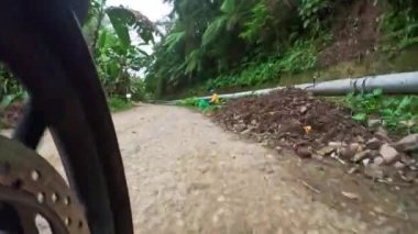 Direksiyondan dağ manzaralı bir yerde motosiklet sürmek. Yüksek kalite 4k görüntü