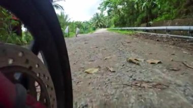 Direksiyondan dağ manzaralı bir yerde motosiklet sürmek. Yüksek kalite 4k görüntü
