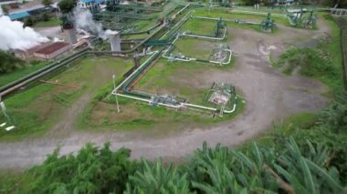 Drone adasındaki jeotermal enerji santrali. Yüksek kalite 4k görüntü