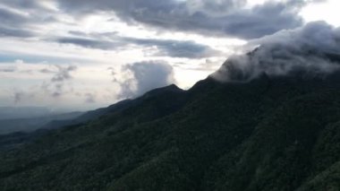 Günbatımı dağlarının zamanı tropikal ada drone okyanus bulutları. Yüksek kalite 4k görüntü