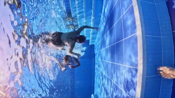 Mama Uczy Swoje Dziecko Nurkować Pod Wodą Basenie Jej Córka — Wideo stockowe
