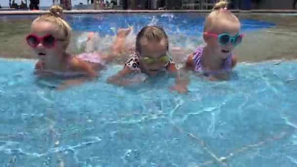 수영장에서 수영복을 쌍둥이 자매가 있었습니다 고품질 — 비디오