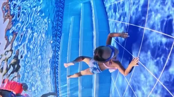 小さな女の子3 5歳の学習プール内のメガネで泳ぐゴーグルの女の子のプールで水中で泳ぐこと 高品質のフルHd映像 — ストック動画