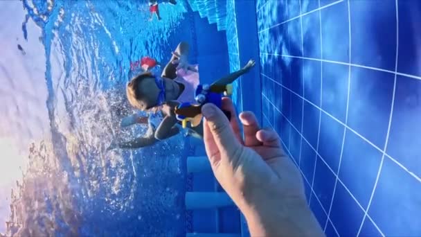 小さな女の子3 5歳の学習プール内のメガネで泳ぐゴーグルの女の子のプールで水中で泳ぐこと 高品質のフルHd映像 — ストック動画