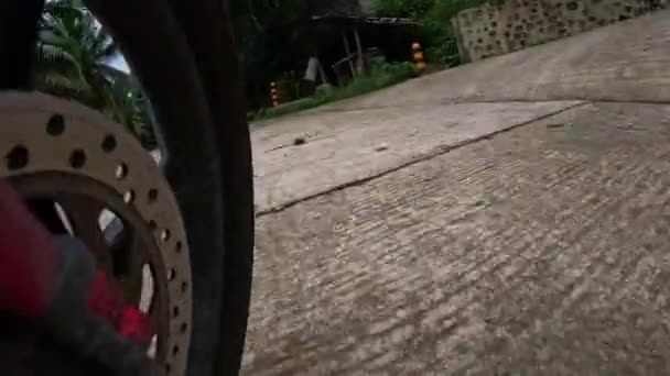 Direksiyondan Dağ Manzaralı Bir Yerde Motosiklet Sürmek Yüksek Kalite Görüntü — Stok video