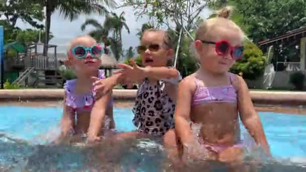 Drillinge Kleine Mädchen Drei Schwestern Jahre Alt Spielen Pool Zwillinge — Stockvideo