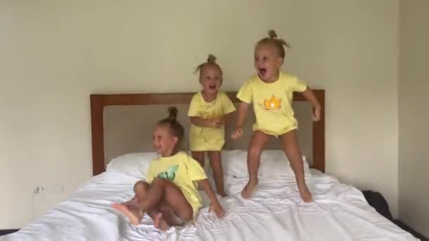 Irmãs Trigêmeas Brincando Cama Imagens Alta Qualidade — Vídeo de Stock