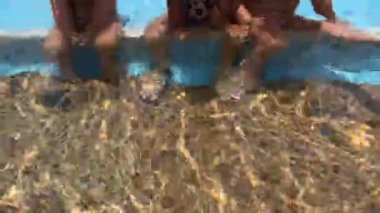 Küçük kızlar, üç kız kardeş, havuzda mayo giyen üç kız kardeş. Yüksek kaliteli 4K görüntü 4 yıllık.